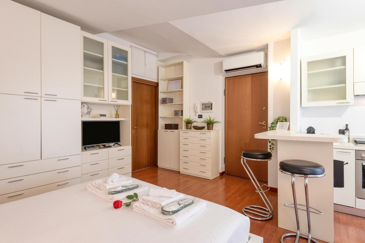 Ferrucci, 6 - Monolocale Al Settimo Cielo Lejlighed Milano Eksteriør billede